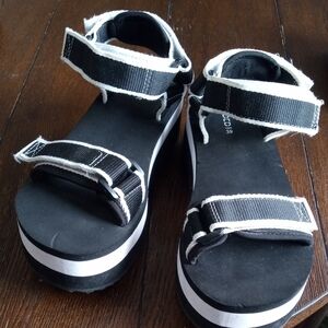 {$10 BUNDLED} DIVIDED Black White Strappy Platform Sandals